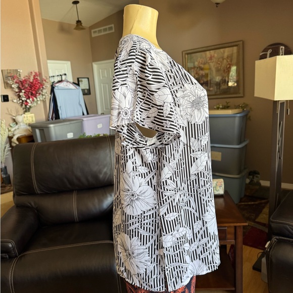 Como Blu black & white floral striped short split sleeves Vneck blouse-size XL - Picture 3 of 9